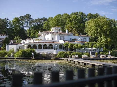 Brindos, Lac & Château