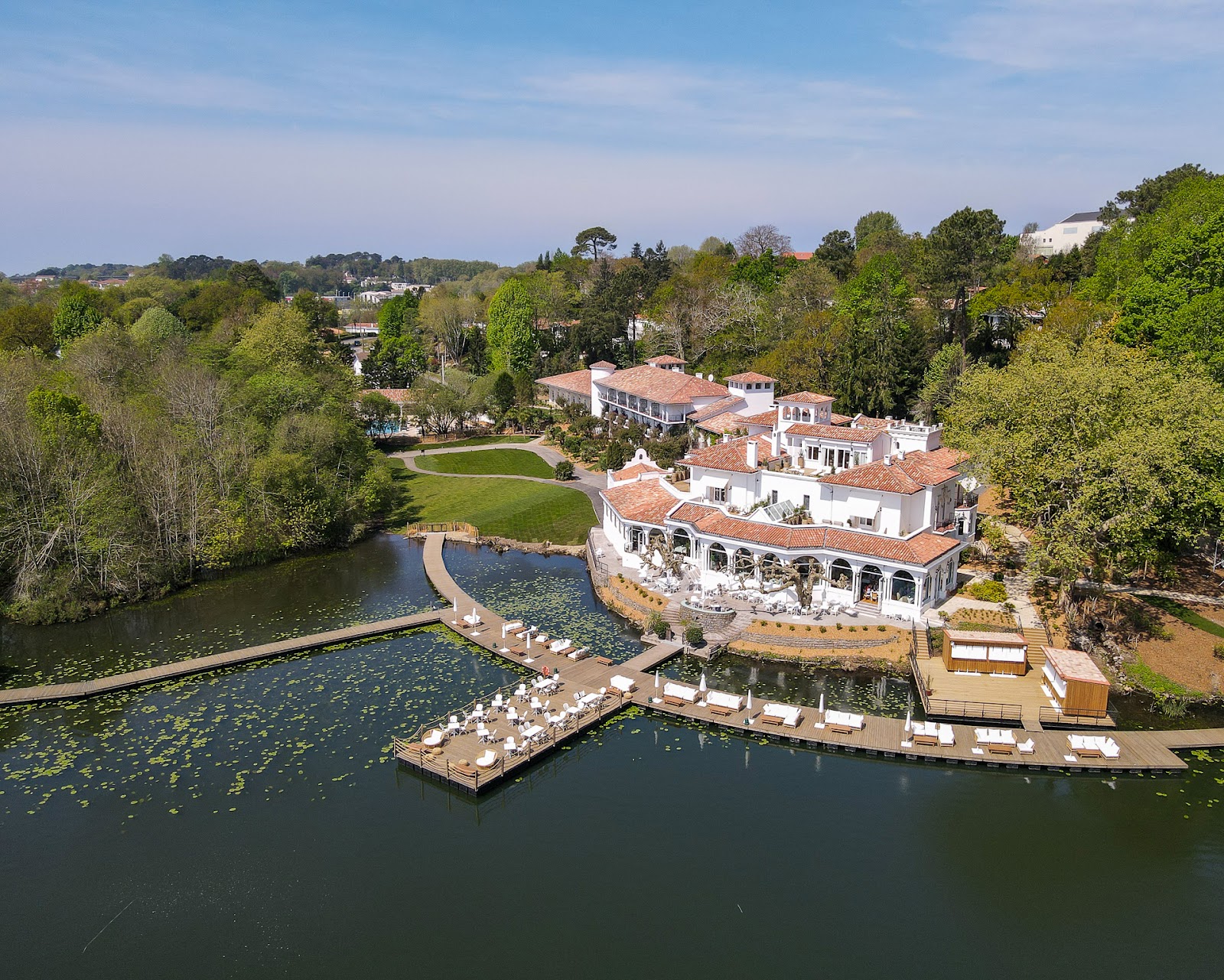 Brindos, Lac & Château