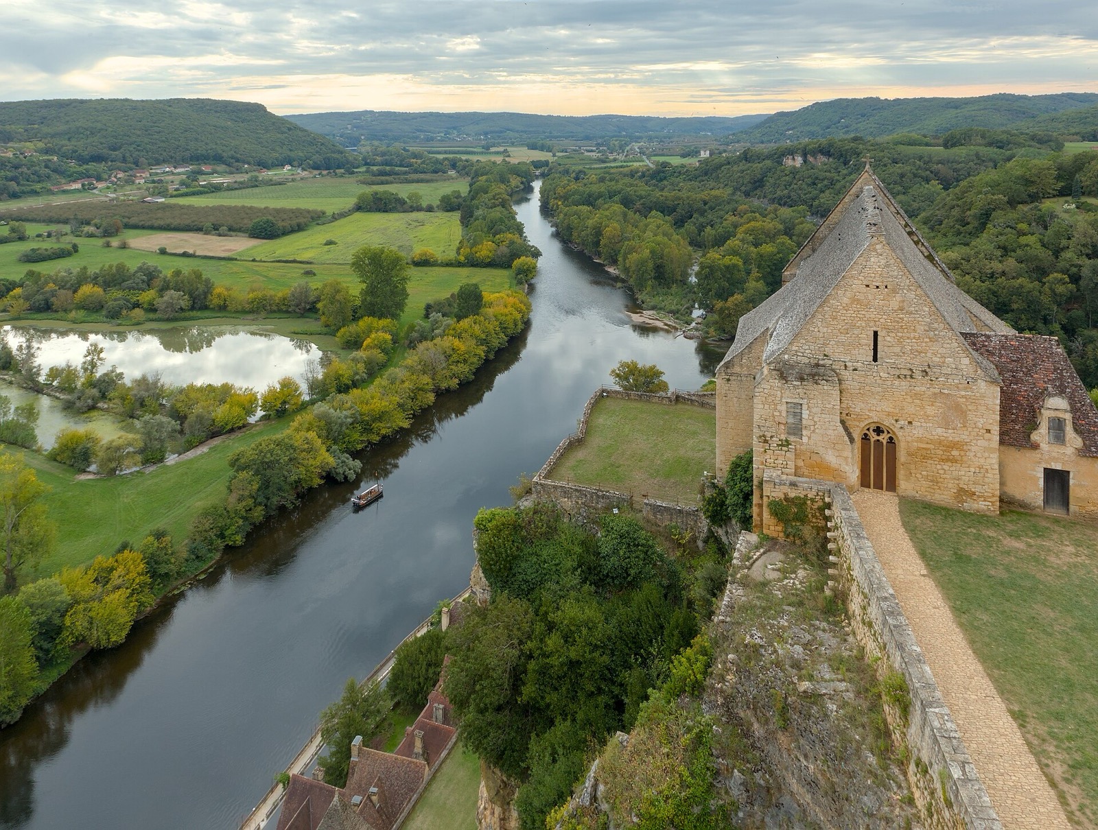 La Dordogne et sa vall&eacute;e vues depuis le ch&acirc;teau de Beynac, avec la chapelle du ch&acirc;teau &agrave; droite