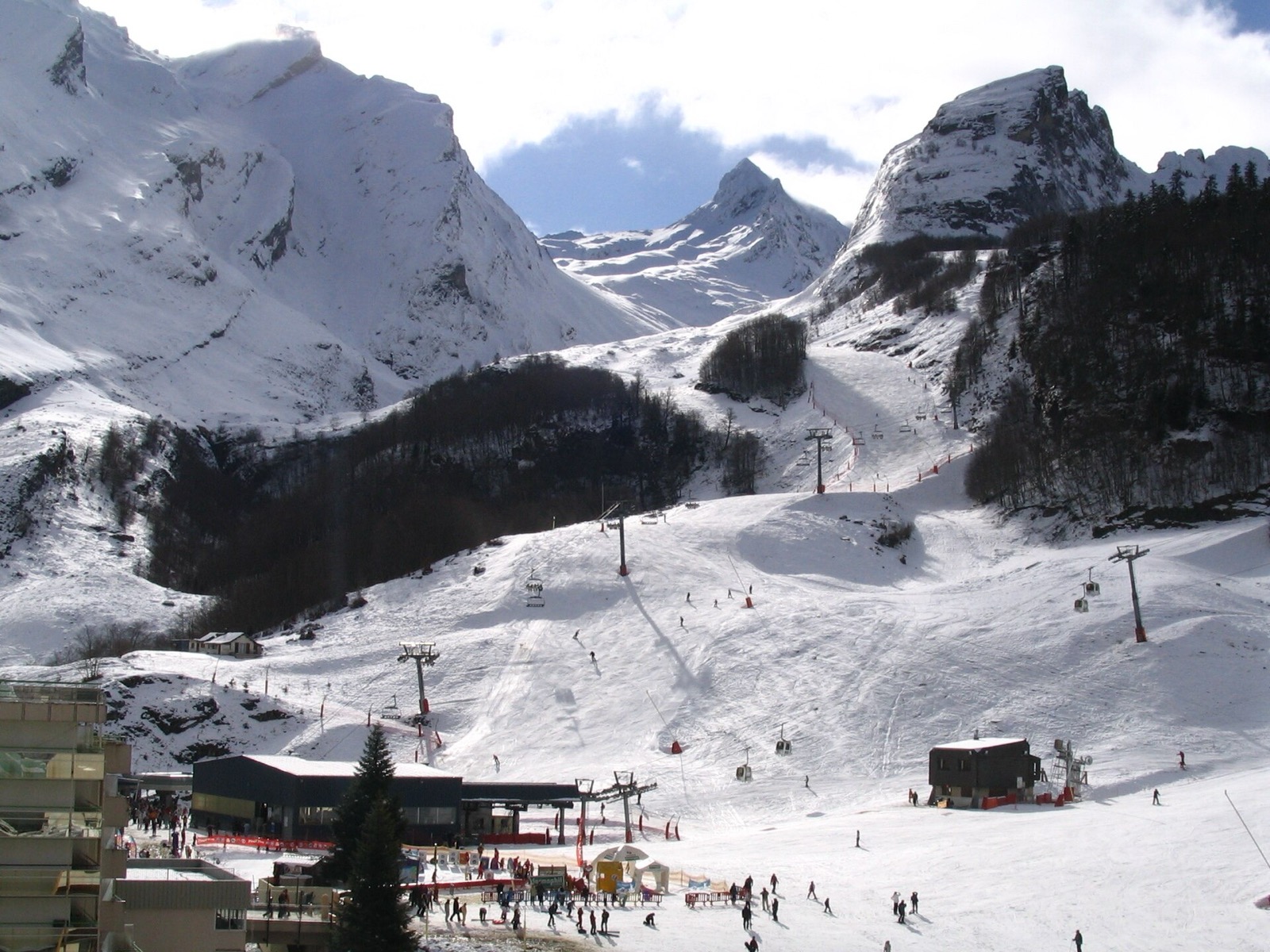 La station de Gourette sous la neige, avec ses pistes et le cirque de montagnes des Pyr&eacute;n&eacute;es-Atlantiques
